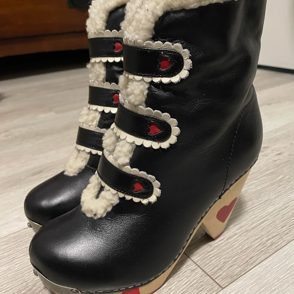 Lola Ramona RARE Size 38 EU/7.5 Women’s US “Queen Of Hearts” Wooden Clog Boots